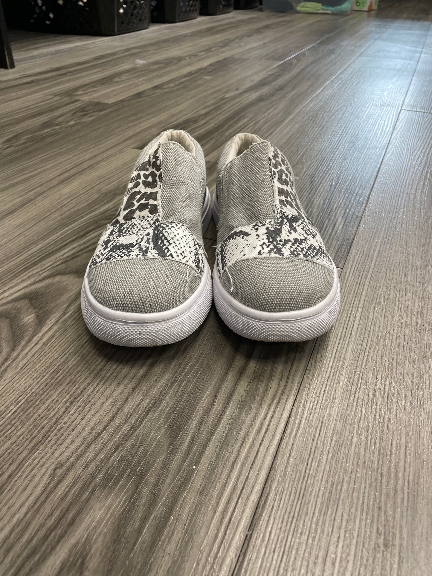 Shoes Flats By Clothes Mentor Size: 8