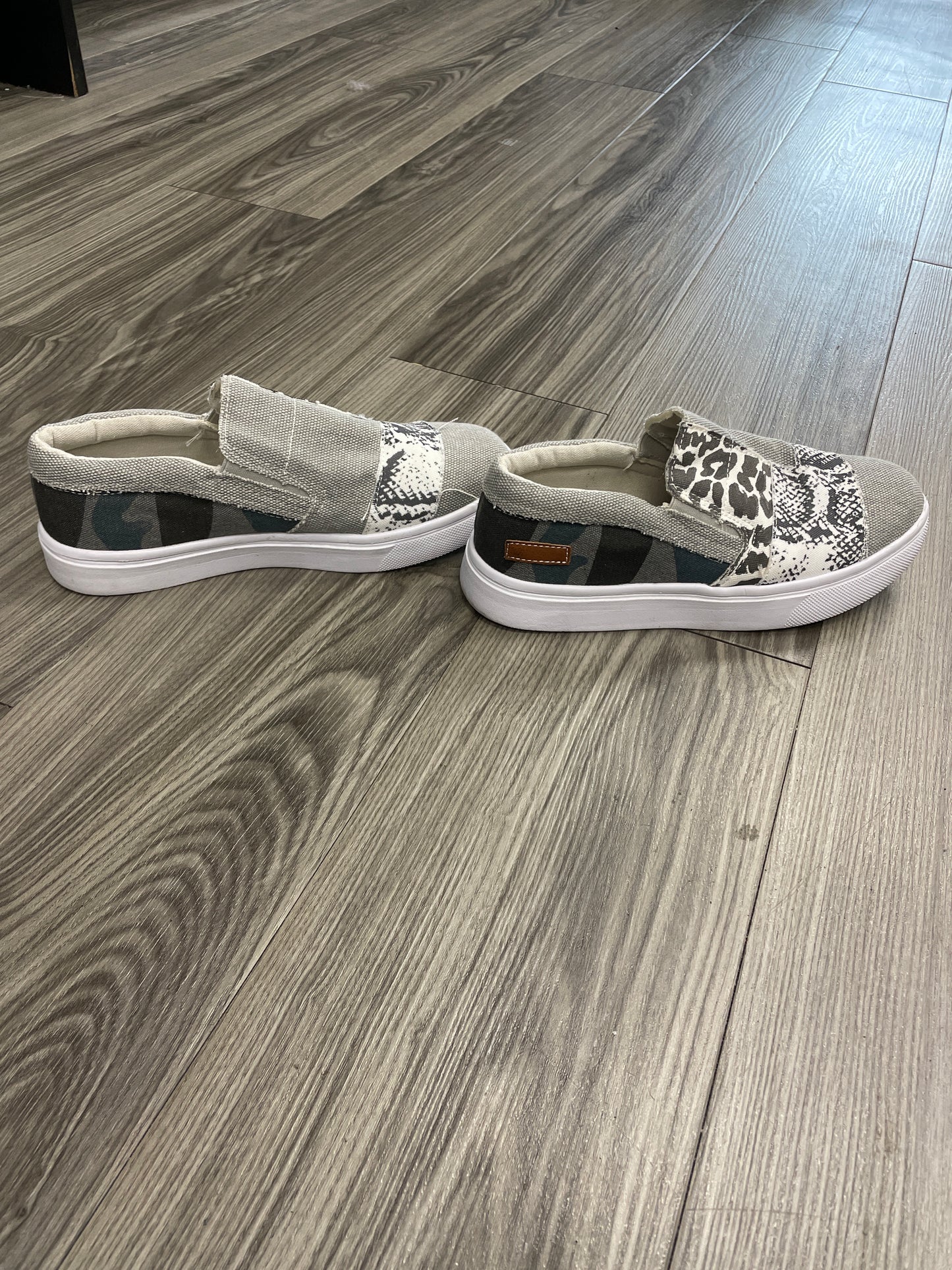 Shoes Flats By Clothes Mentor Size: 8