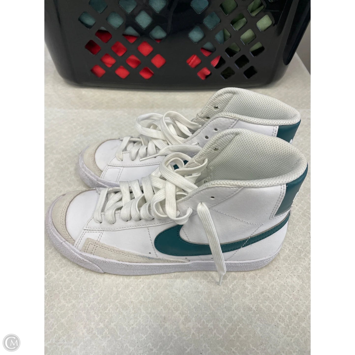 Shoes Sneakers By Nike In Green & White, Size: 6