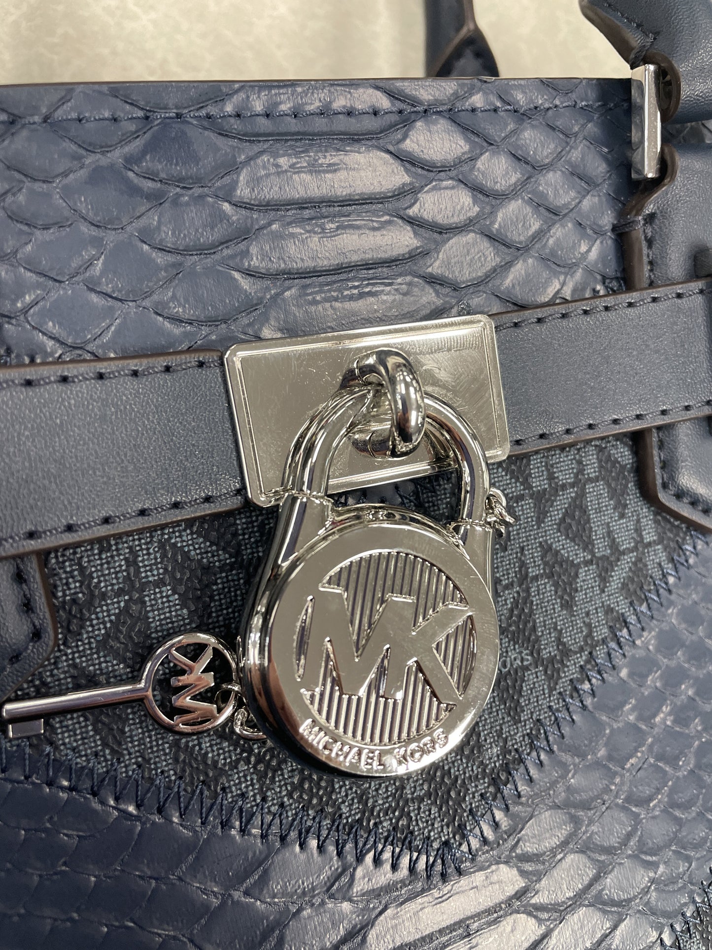 Handbag Designer By Michael Kors Size: Medium