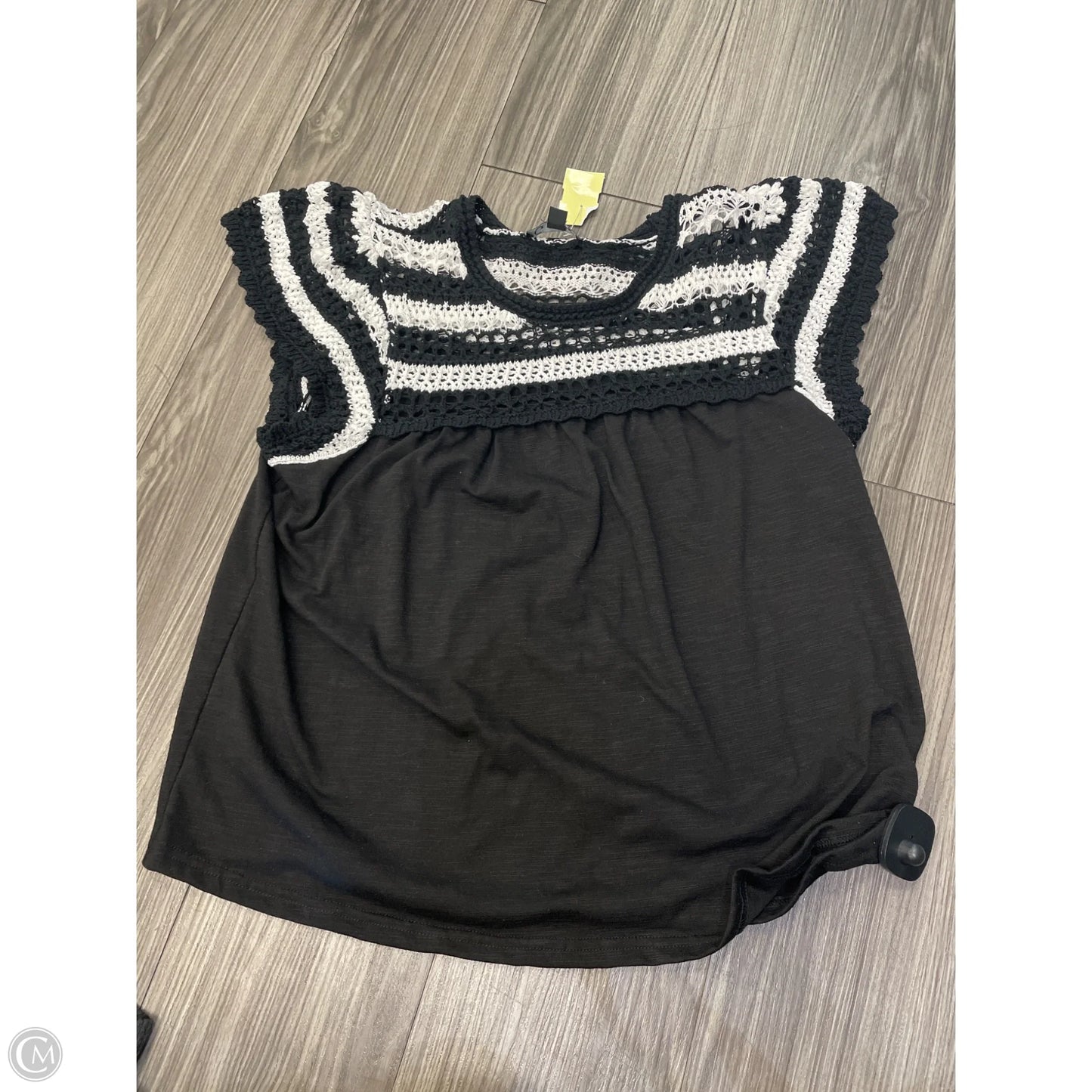 Top Short Sleeve By Clothes Mentor In Black, Size: S