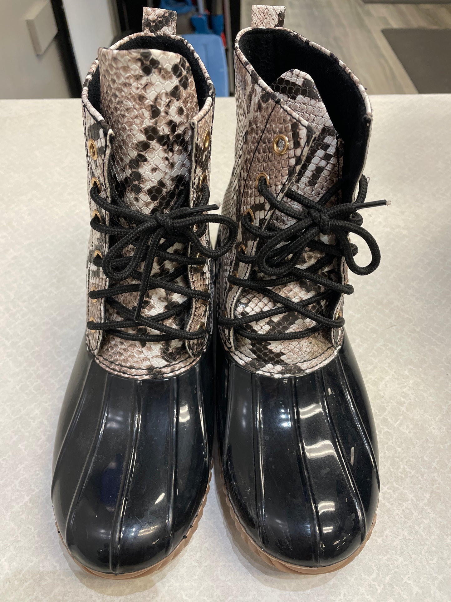 Boots Snow By Clothes Mentor In Snakeskin Print, Size: 8.5