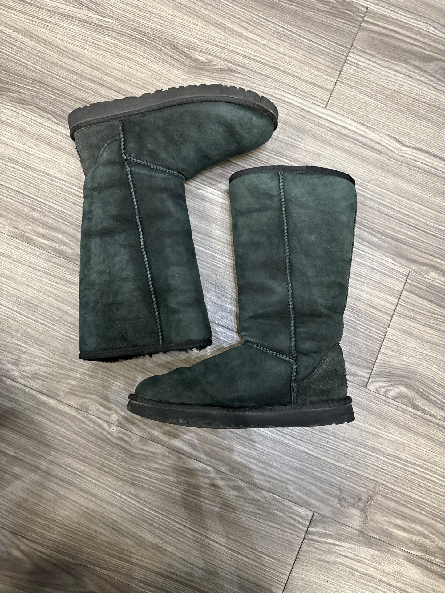 Boots Mid-calf Flats By Ugg Size: 6
