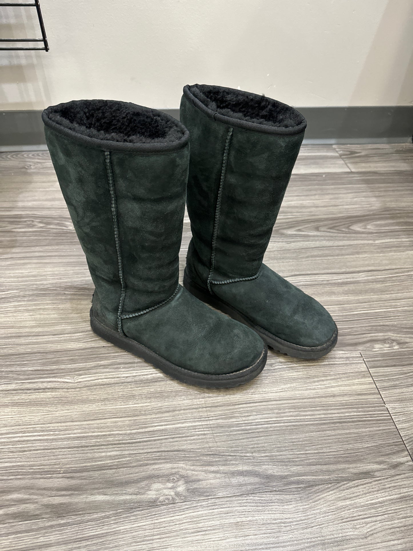 Boots Mid-calf Flats By Ugg Size: 6