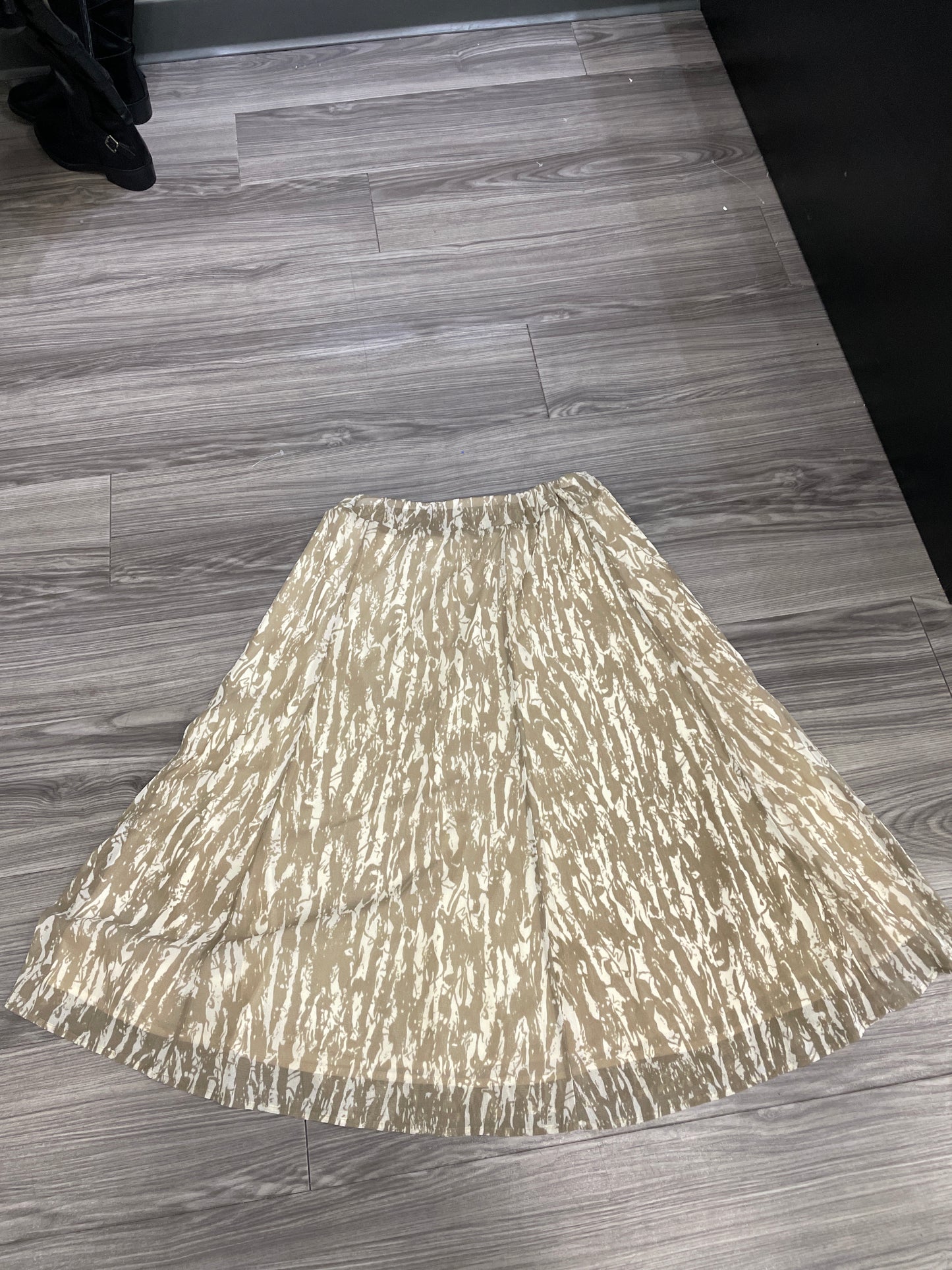 Skirt Midi By Clothes Mentor Size: M