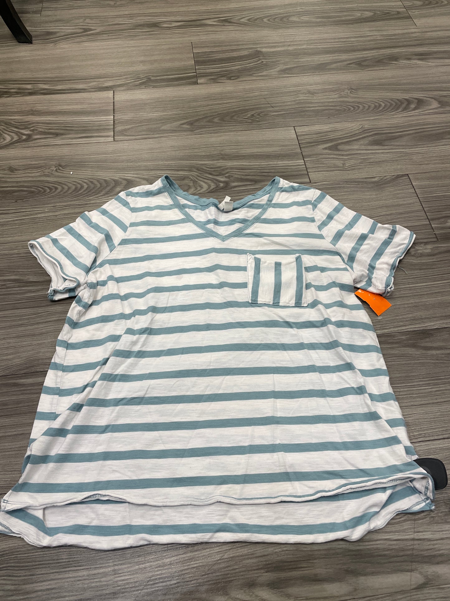 Top Short Sleeve By Cato Size: L