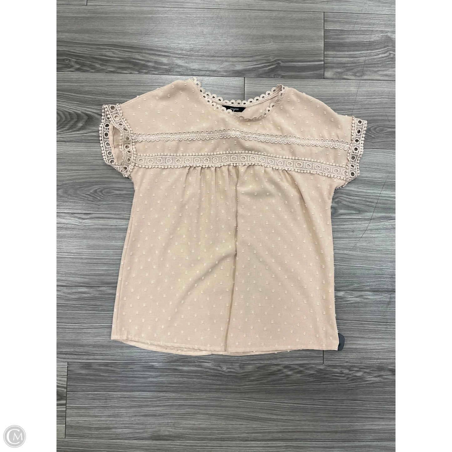 Top Short Sleeve By Dokotoo In Beige, Size: M