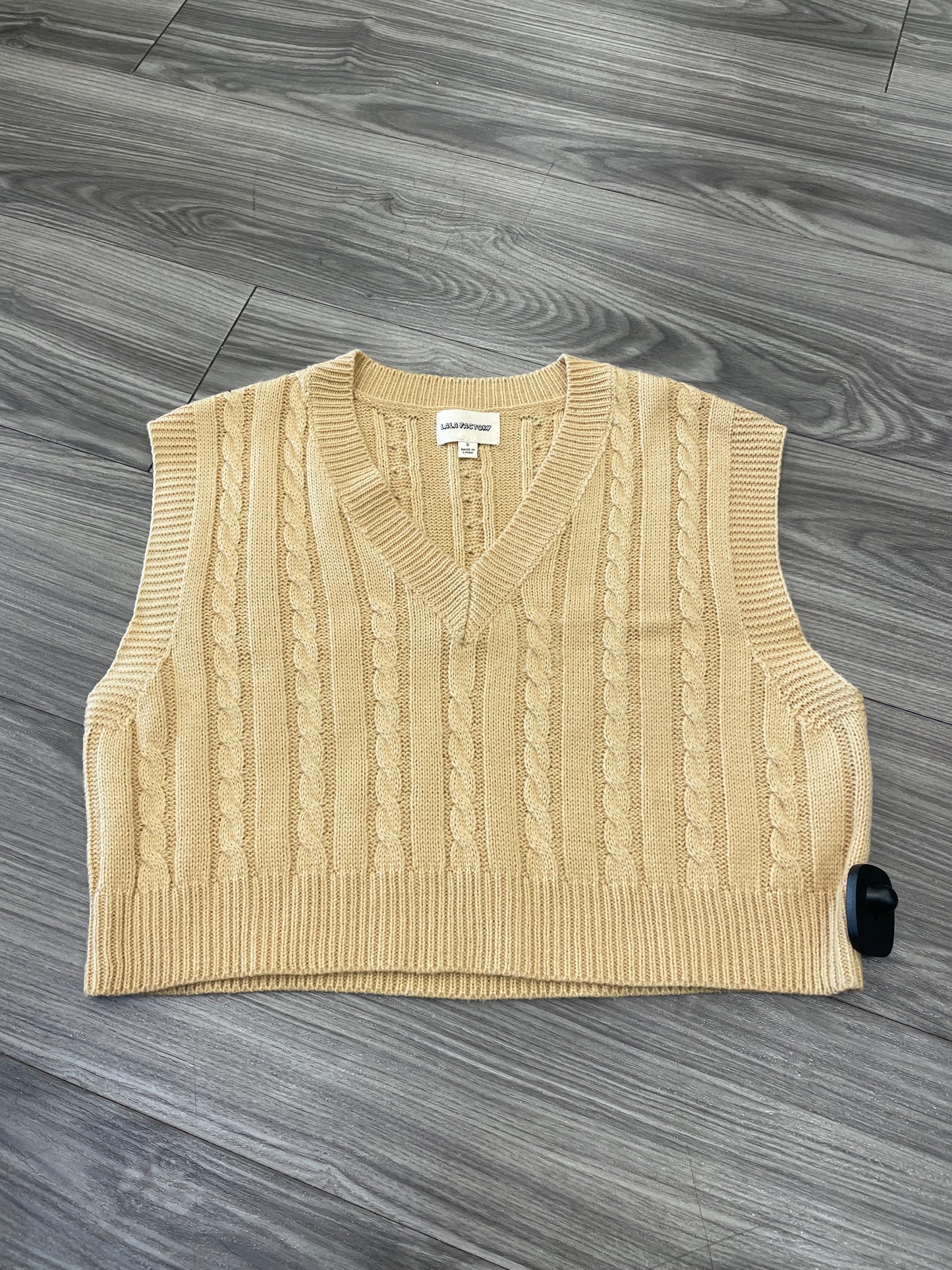 Sweater Short Sleeve By Clothes Mentor In Beige, Size: S