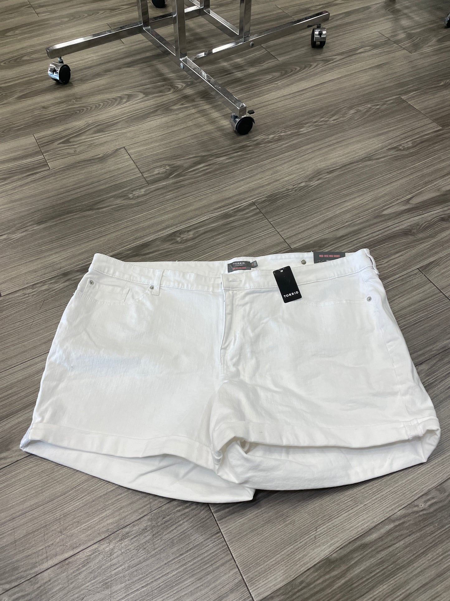 White Shorts Torrid, Size 26