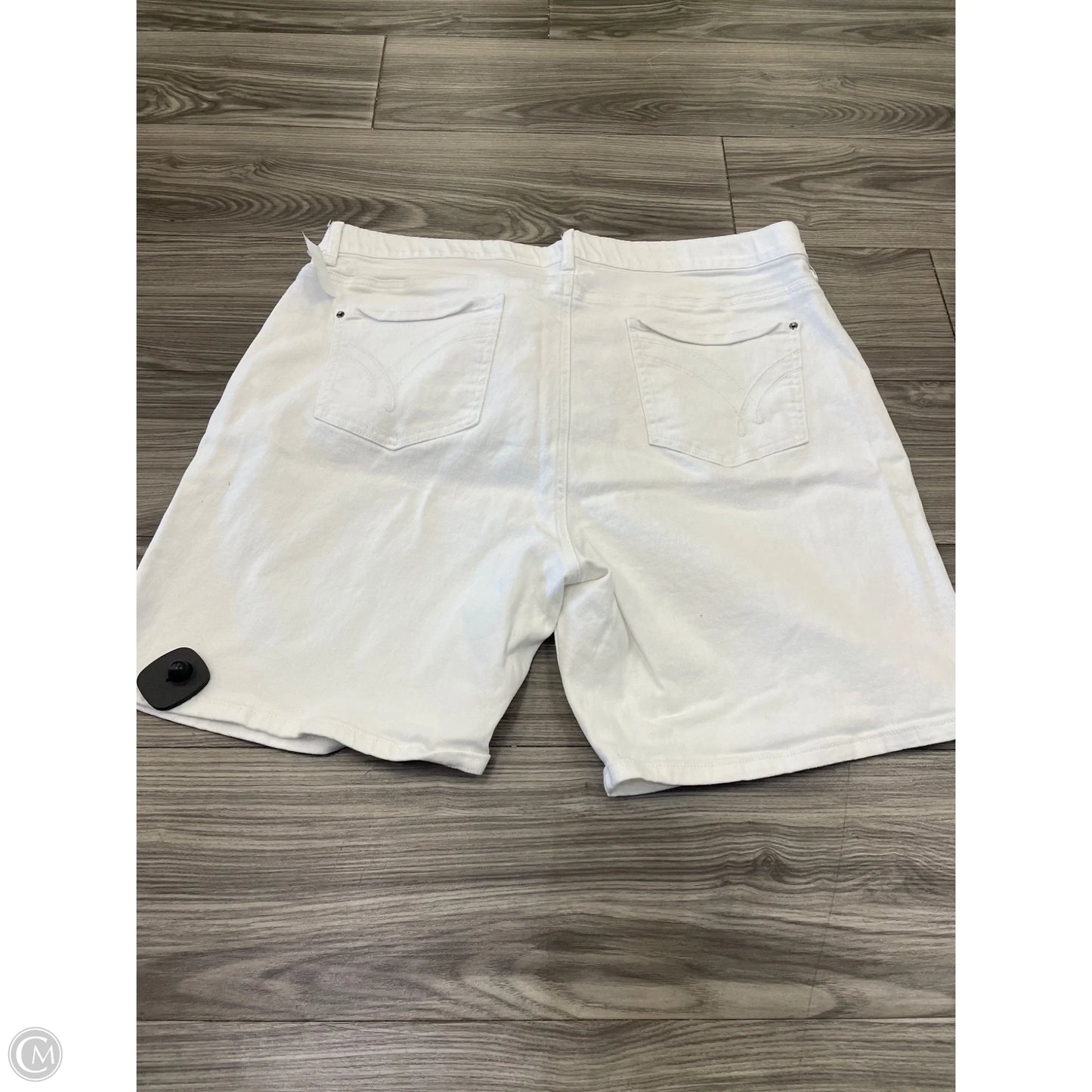 Shorts By Clothes Mentor In White, Size: 22