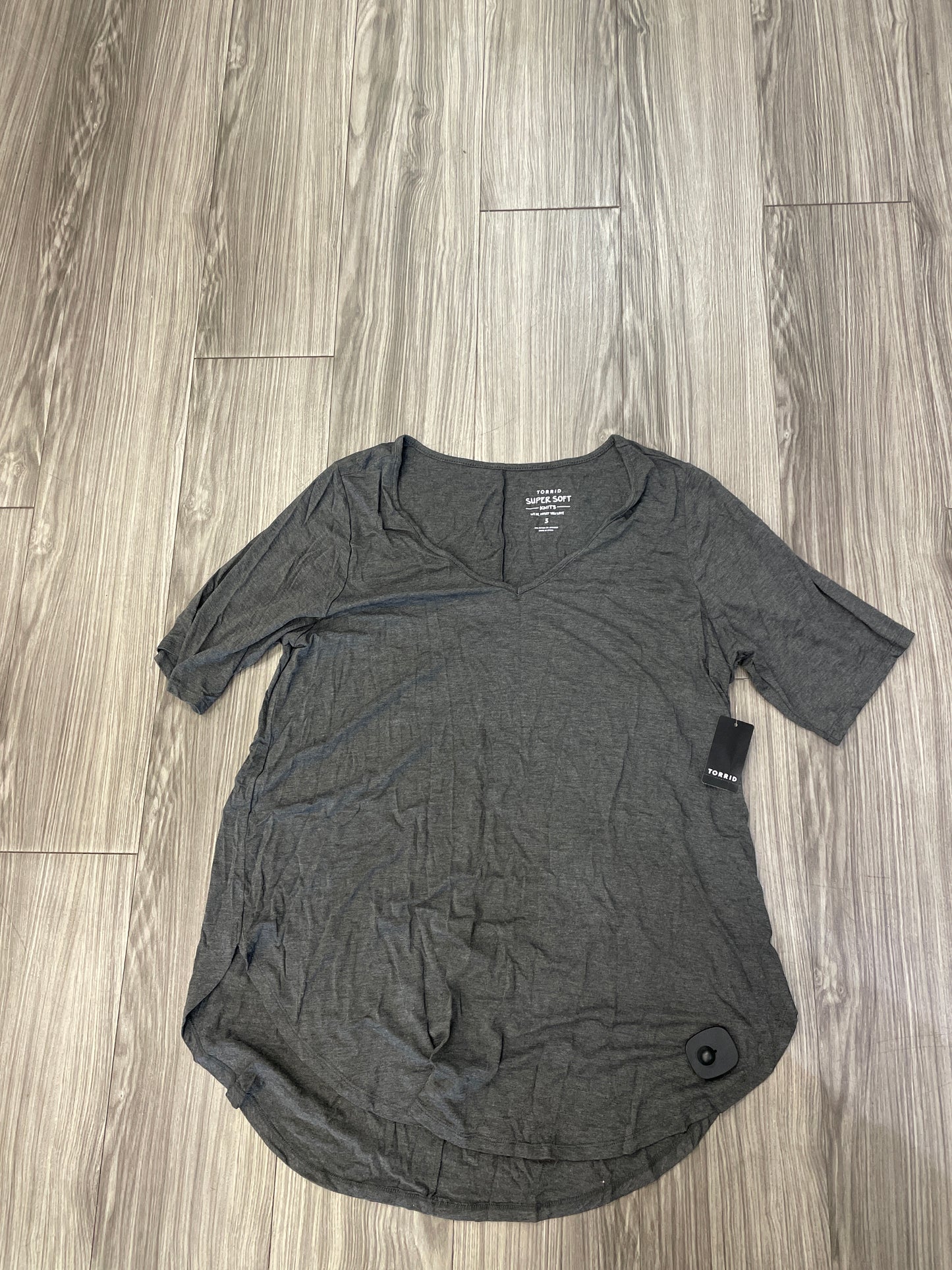 Top Short Sleeve By Torrid In Grey, Size: 3x