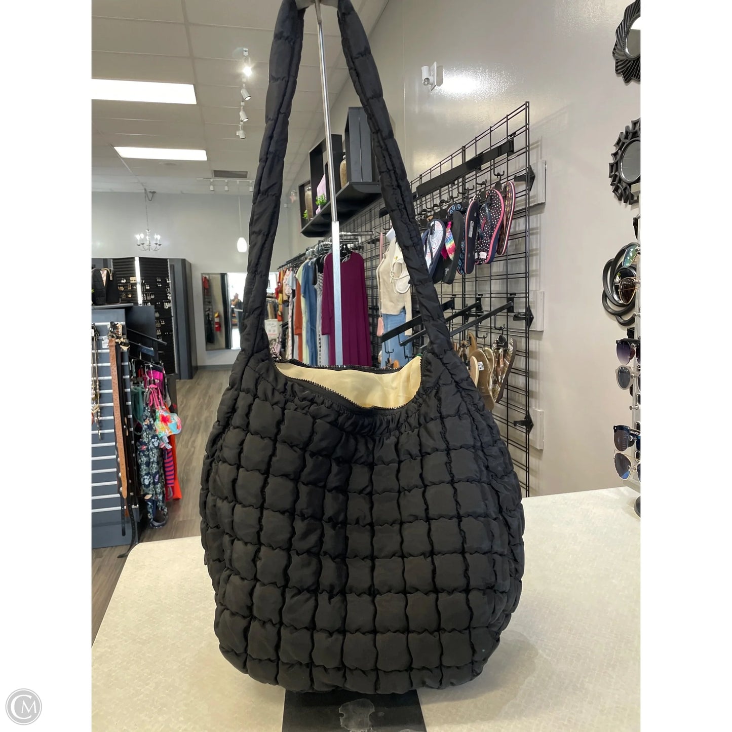 Tote By Clothes Mentor, Size: Medium