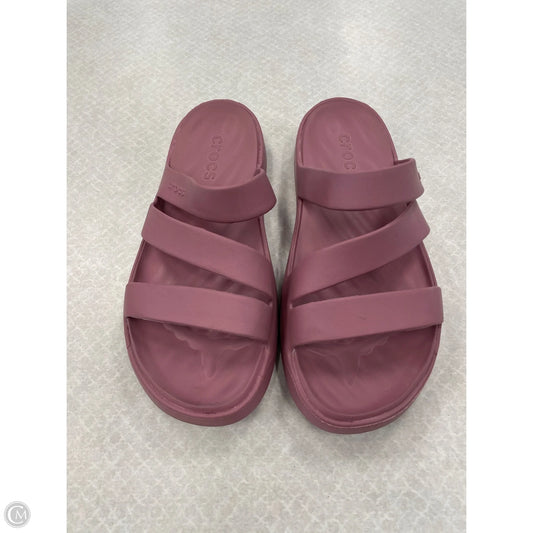 Sandals Flats By Crocs In Pink, Size: 8