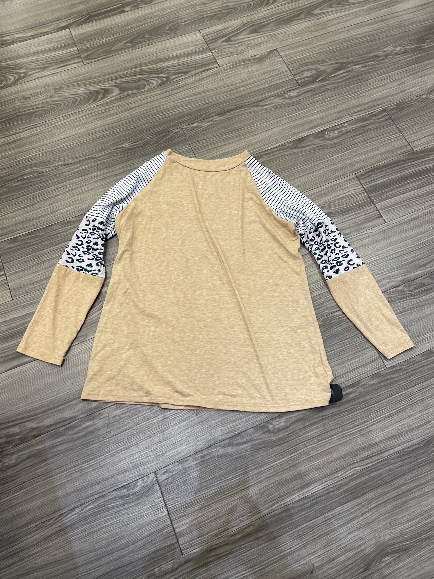 Top Long Sleeve By Clothes Mentor In Tan & White, Size: 2x