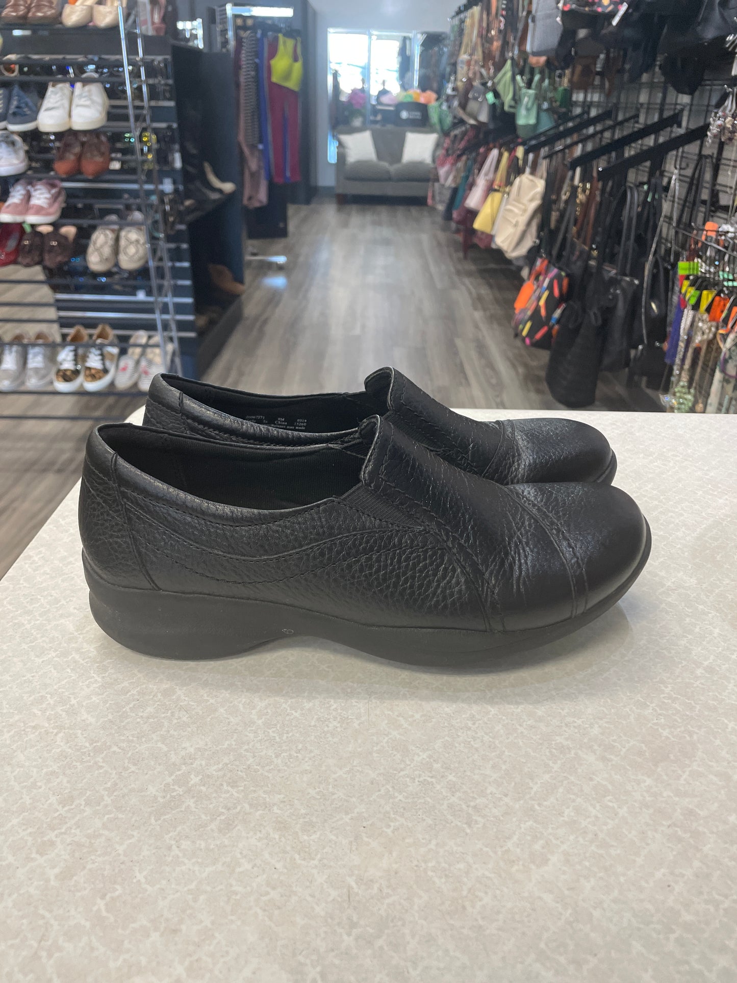 Shoes Athletic By Clarks In Black, Size: 8